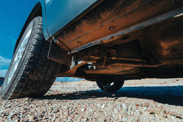 Kepiye insinyur nganalisa karakteristik kesel saka bushing karet ing sistem suspensi otomotif?